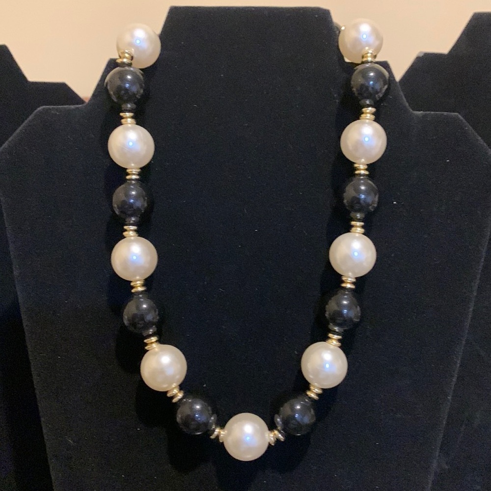 Vintage‎ black/white beaded necklace with spring clasp